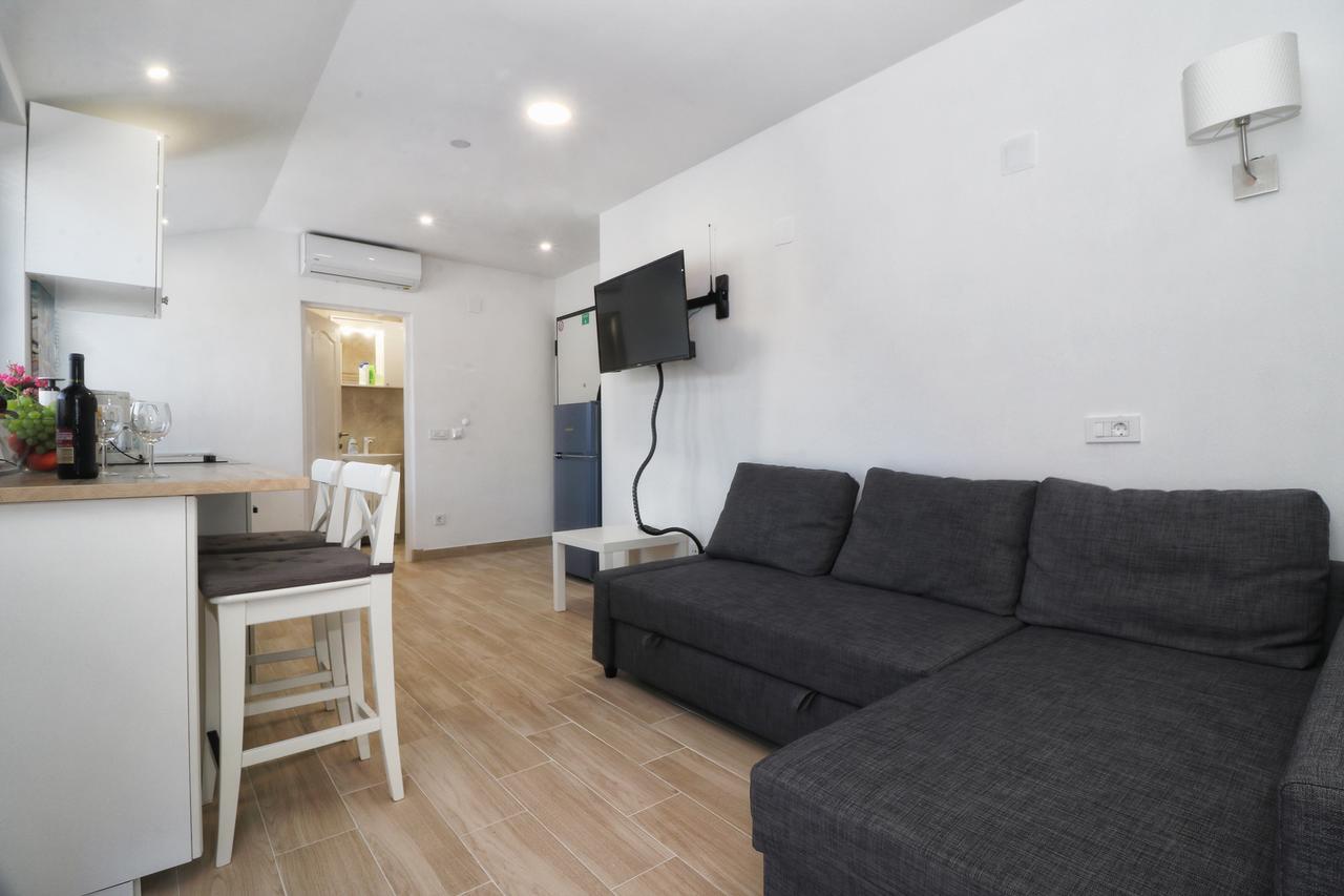 Apartments Korina & Dadi ロヴィニ エクステリア 写真