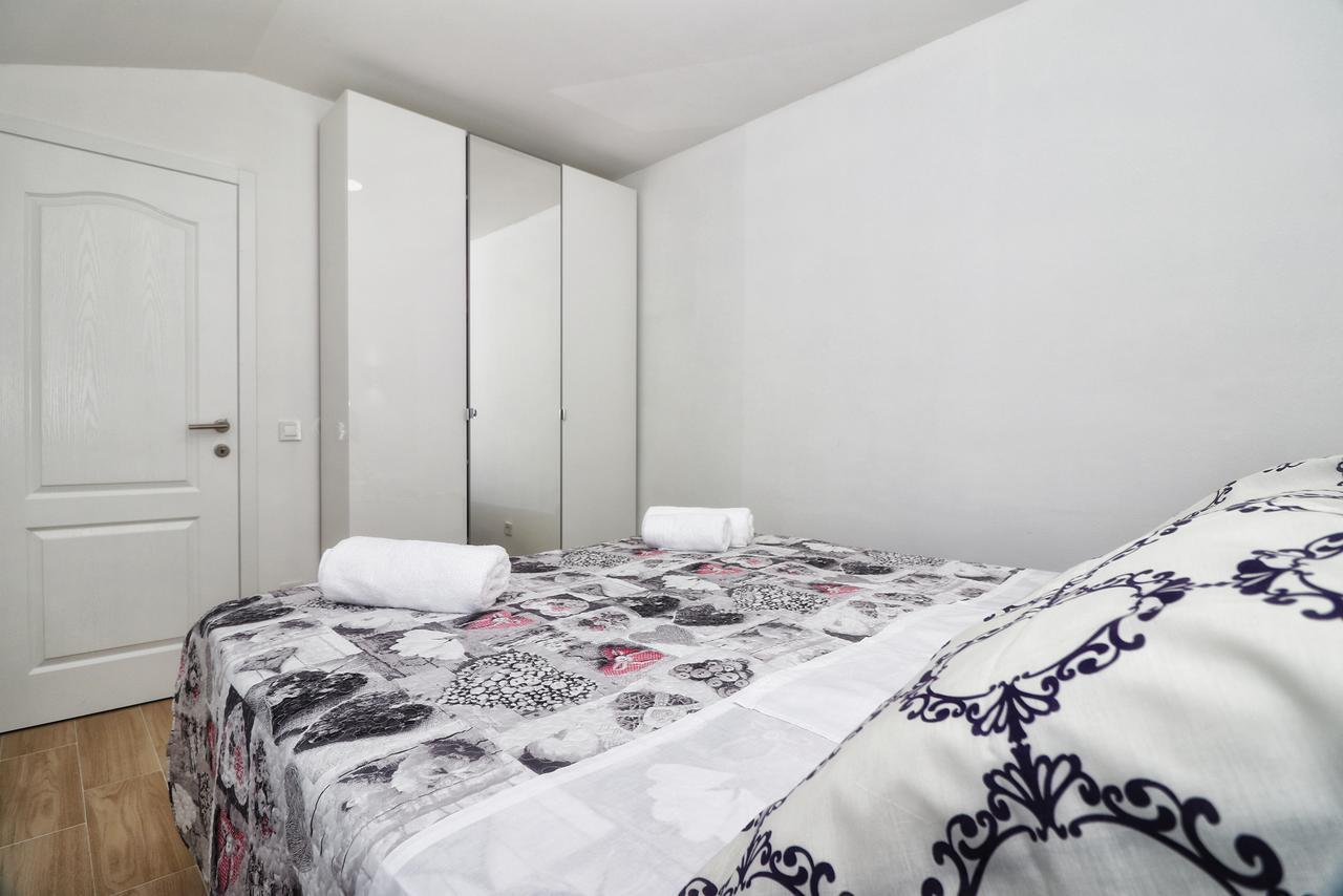 Apartments Korina & Dadi ロヴィニ エクステリア 写真