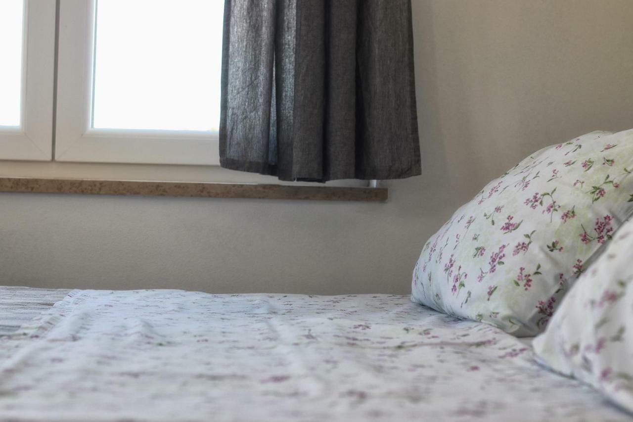 Apartments Korina & Dadi ロヴィニ エクステリア 写真